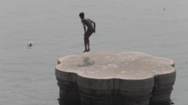 Genç çocuk platformdan nehir atlama