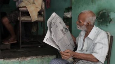 Kuaför salonu önünde oturan adam 