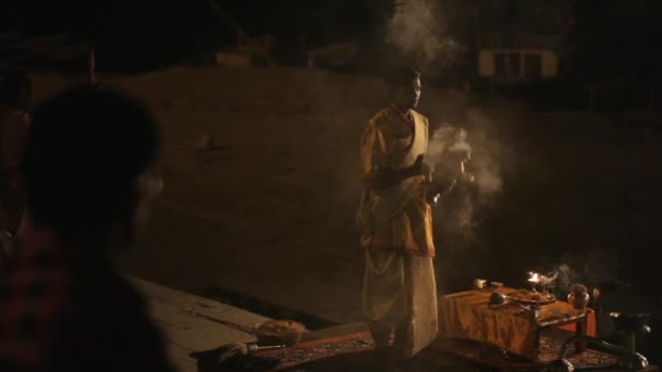 Aarti Puja bön ceremoni på Ganges — Stockvideo