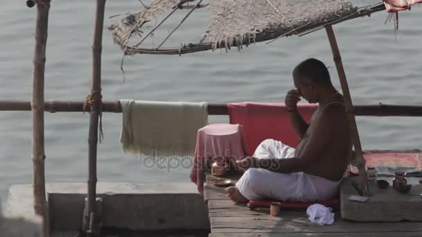 Homem meditando no rio Ganges — Vídeo de Stock