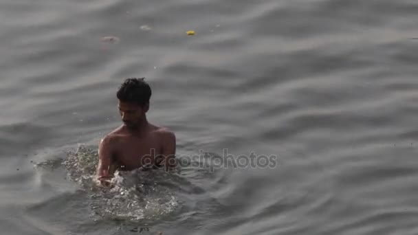 Mand badning i Ganges River – Stock-video