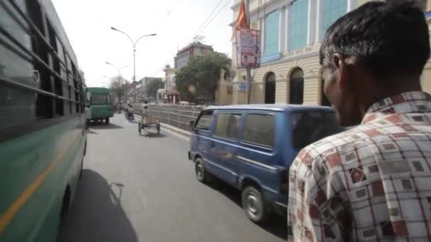 Занятая улица с дорожным движением — стоковое видео