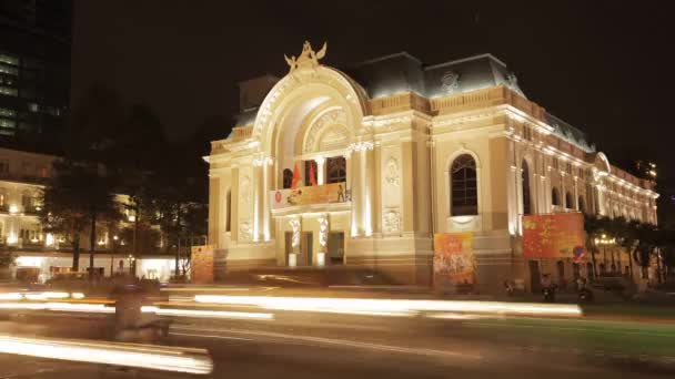 Tráfego passando por Saigon Opera House — Vídeo de Stock