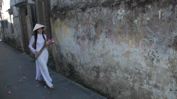 Χαριτωμένο γυναίκα στον δρόμο της πόλης — Αρχείο Βίντεο