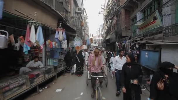 Rua indiana com um monte de pedestres, transporte — Vídeo de Stock