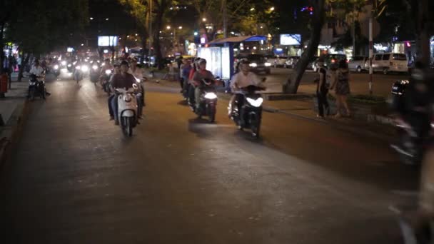 Motorcykel trafik går ner upptagen väg — Stockvideo
