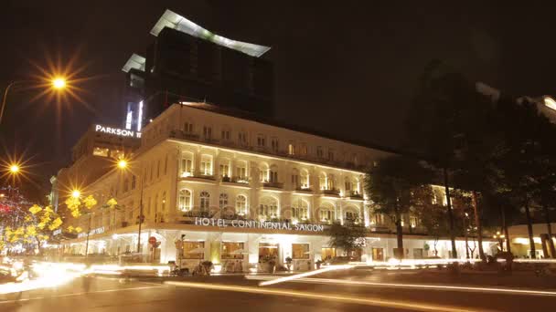 Trafiken framför Hotel Continental Saigon — Stockvideo