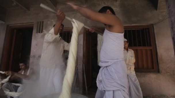Άνδρες πλύσιμο πανί σε ζεστό νερό — Αρχείο Βίντεο
