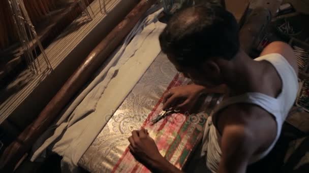 Ο άνθρωπος sari ύφανσης σε αργαλειό — Αρχείο Βίντεο