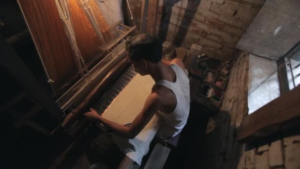 Muž sárí tkaní na tkalcovském stavu — Stock video