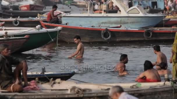 Pessoas que tomam banho em Ganges — Vídeo de Stock