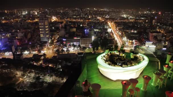 Люди на бар на даху, міський пейзаж — стокове відео