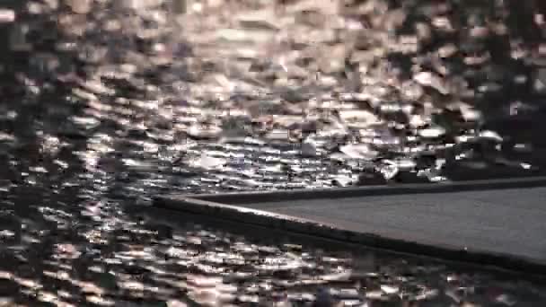 Licht, das auf Wasser reflektiert — Stockvideo