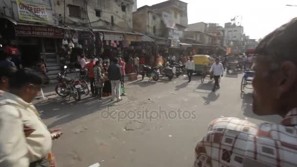 Rua indiana com um monte de pedestres, transporte — Vídeo de Stock