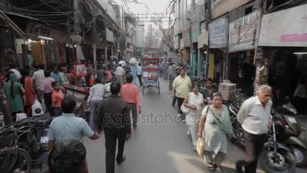 Indian street med en massa fotgängare, transport — Stockvideo