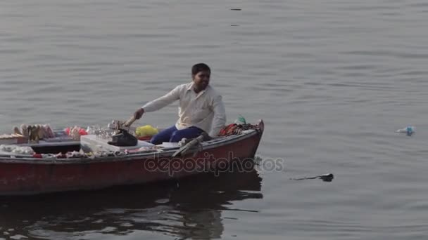 Muž veslovací člun v Ganges river — Stock video