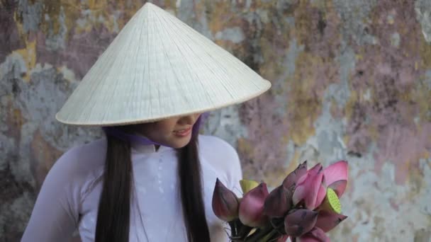 Linda mujer con flores — Vídeos de Stock