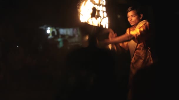Aarti Puja modlitebního obřadu na Ganges — Stock video
