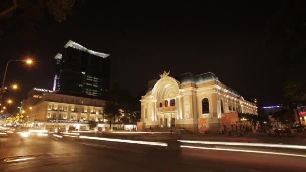 Tráfego passando por Saigon Opera House — Vídeo de Stock