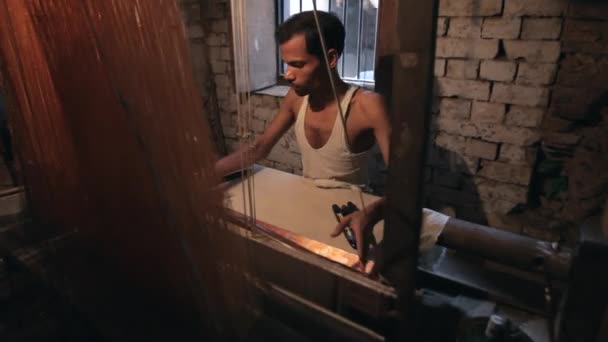 Hombre tejiendo sari en telar — Vídeo de stock