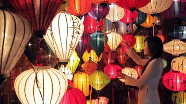 Donna con lanterne appese cinesi — Video Stock