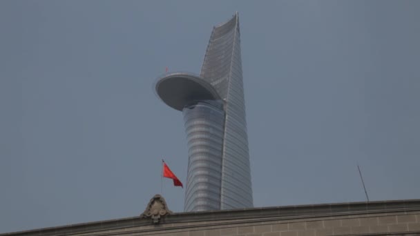 Bandeira vietnamita acenando do prédio — Vídeo de Stock