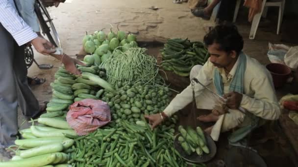 Uomo che vende verdure sul mercato — Video Stock