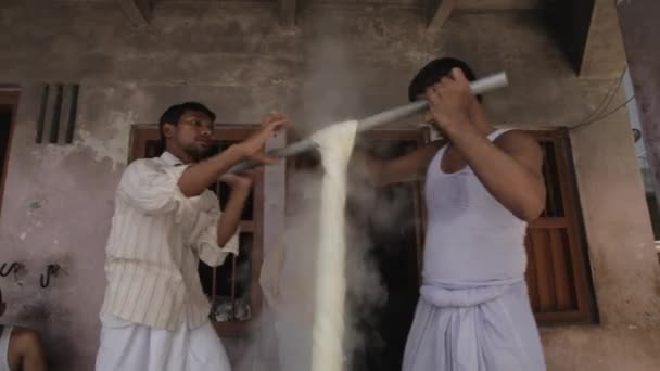 Hombres lavado de tela en agua caliente — Vídeos de Stock