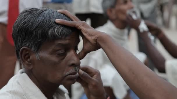 Mann im Friseursalon / Indien — Stockvideo