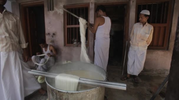 Hombres lavado de tela en agua caliente — Vídeo de stock