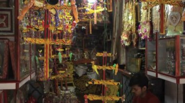 El sanatları mağazasında çalışan adam