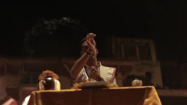 Aarti Puja prayer ceremony at Ganges — Stock Video