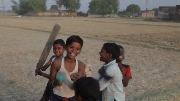 Jovens meninos brincando em torno de segurar Cricket Bat — Vídeo de Stock