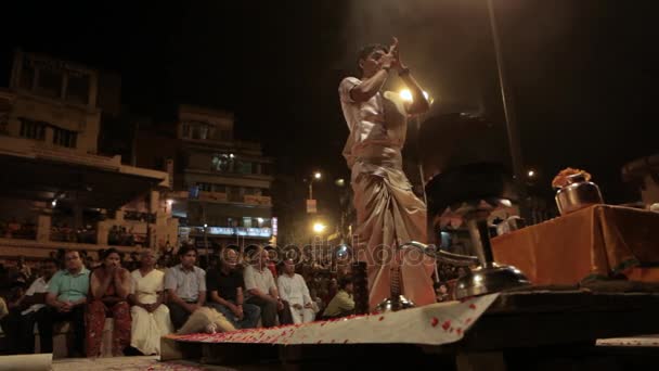 Aarti Puja modlitebního obřadu na Ganges — Stock video