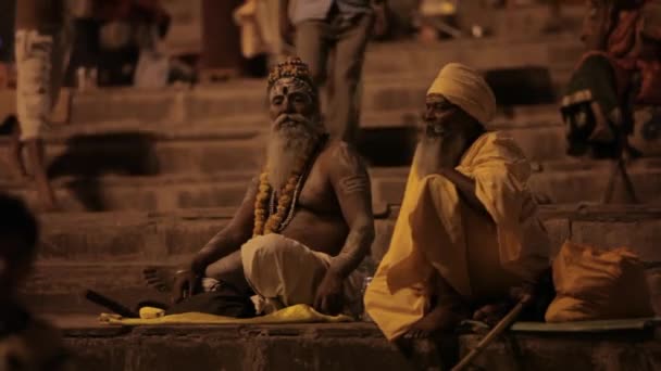 Sadhus zitten bij de rivier Ganges — Stockvideo