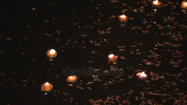 Ofrendas flotantes por el río Ganges — Vídeos de Stock