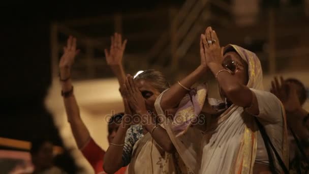 Aarti Puja bön ceremoni på Ganges — Stockvideo