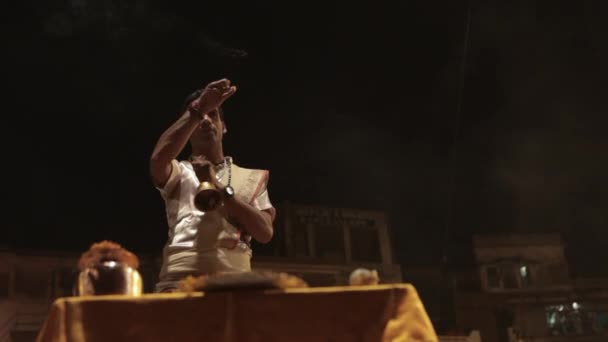 Aarti Puja cerimônia de oração no Ganges — Vídeo de Stock