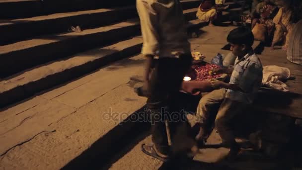 ガンジス川で Aarti プージャーの祈りのセレモニー — ストック動画