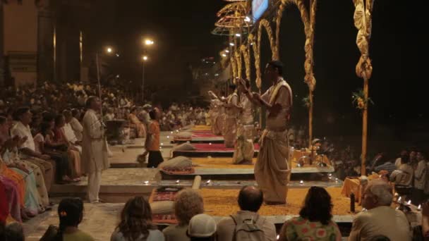 Aarti Puja prayer ceremony at Ganges — Stock Video