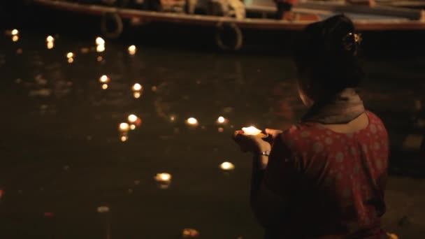Aarti Puja prayer ceremony at Ganges — Stock Video