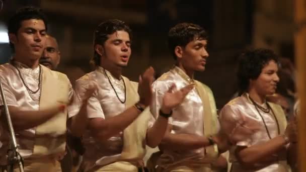 Aarti Puja modlitebního obřadu na Ganges — Stock video