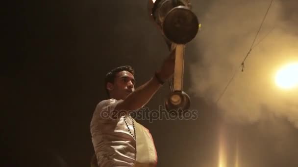 Man performing Aarti — Stock Video