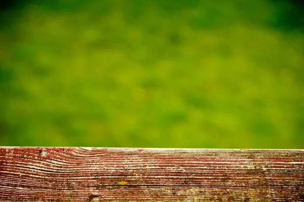 Valla de madera con prado verde - enfoque selectivo —  Fotos de Stock