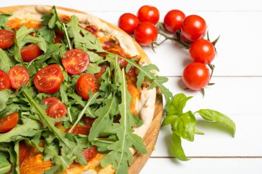 Taze ev yapımı pizza domates ve roket