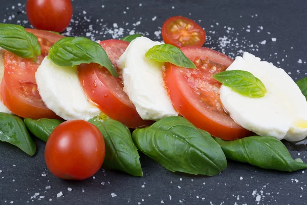 Insalata caprese in stile italiano — Foto Stock