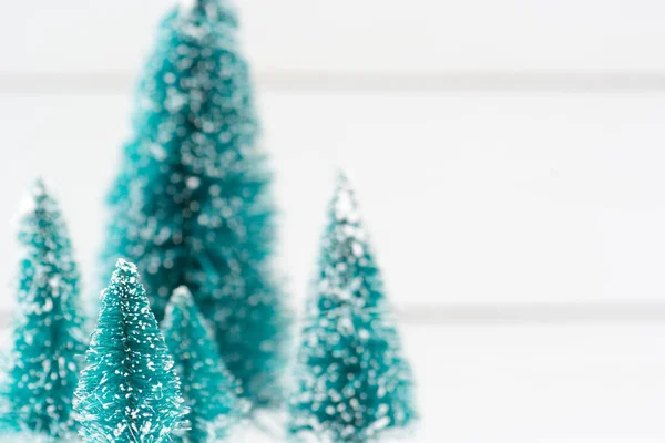 Mini-Weihnachtsbäume mit geringer Schärfentiefe — Stockfoto