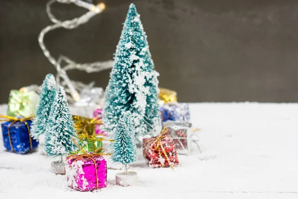 Árvores de Natal com neve branca e caixas de presente - foco seletivo — Fotografia de Stock