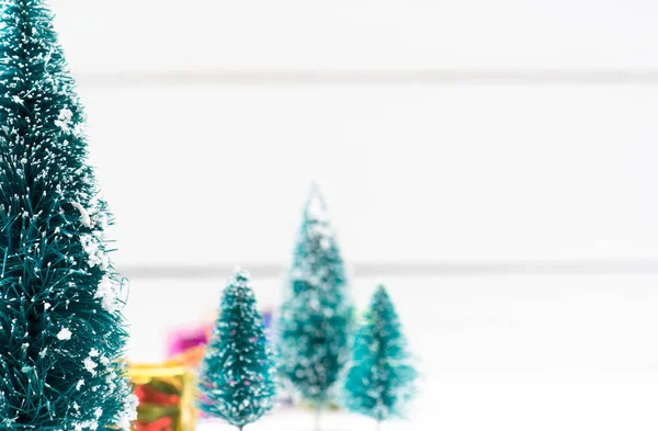 Julgranar med vit snö och gåva lådor - selektiv fokus — Stockfoto