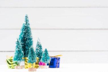 Noel ağaçları kar ve hediye kutuları - seçici odak ile